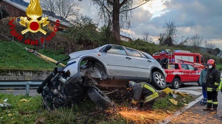 AVLive - Auto Contro Il Guard Rail: Feriti Due Anziani Coniugi