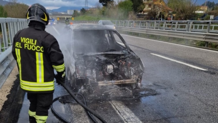 AVLive - Auto In Fiamme: Paura Per Due Coniugi Sull'A16